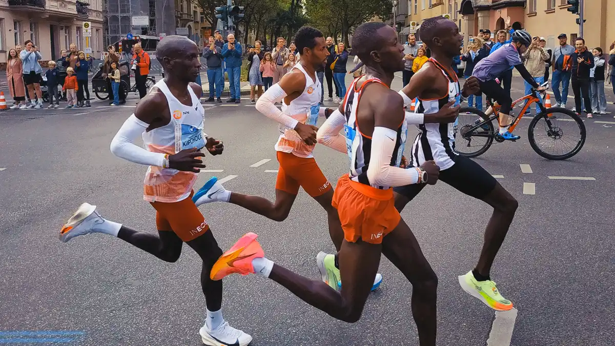 Eliud Kipchoge running among the lead group at the 2023 Berlin Marathon