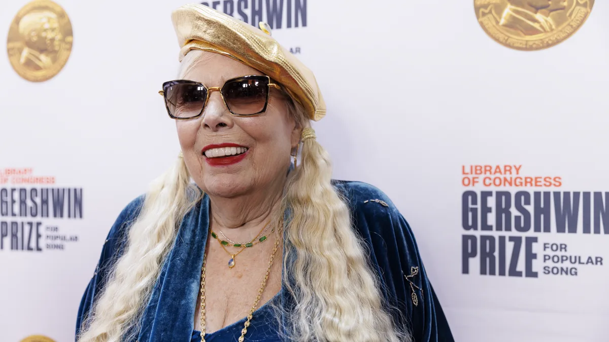 Joni Mitchell in a gold beret and sunglasses at the Library of Congress Gershwin Prize event
